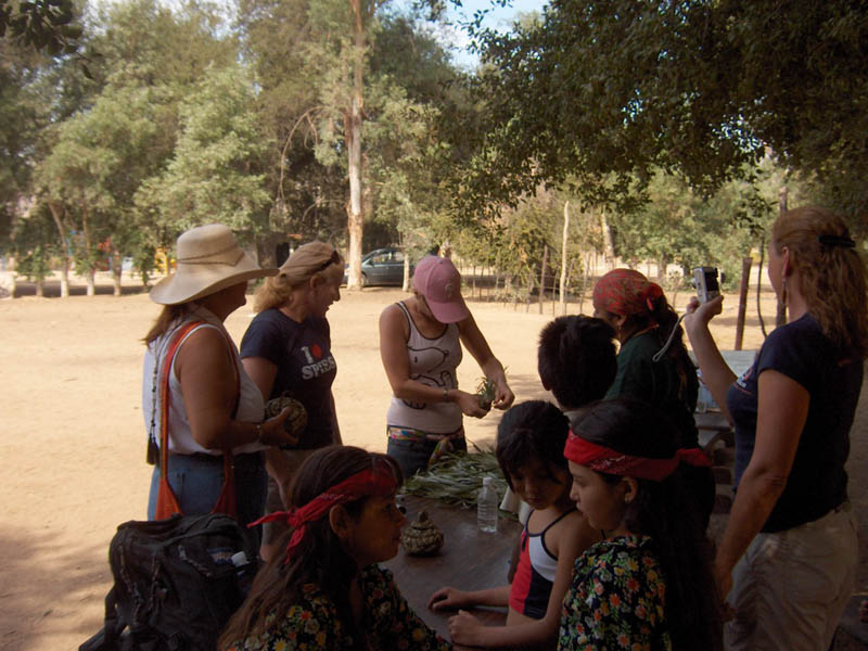 02 Senoras y Senoritas Making Baskets