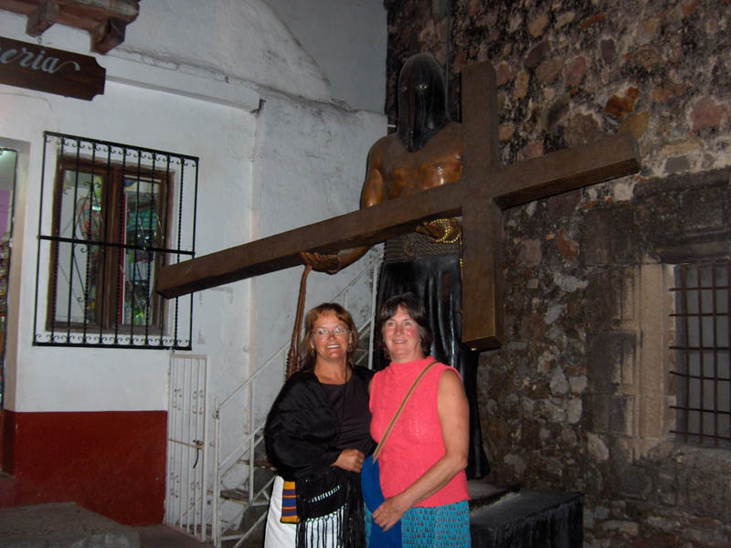 Dos Chikas y cruz hombre
