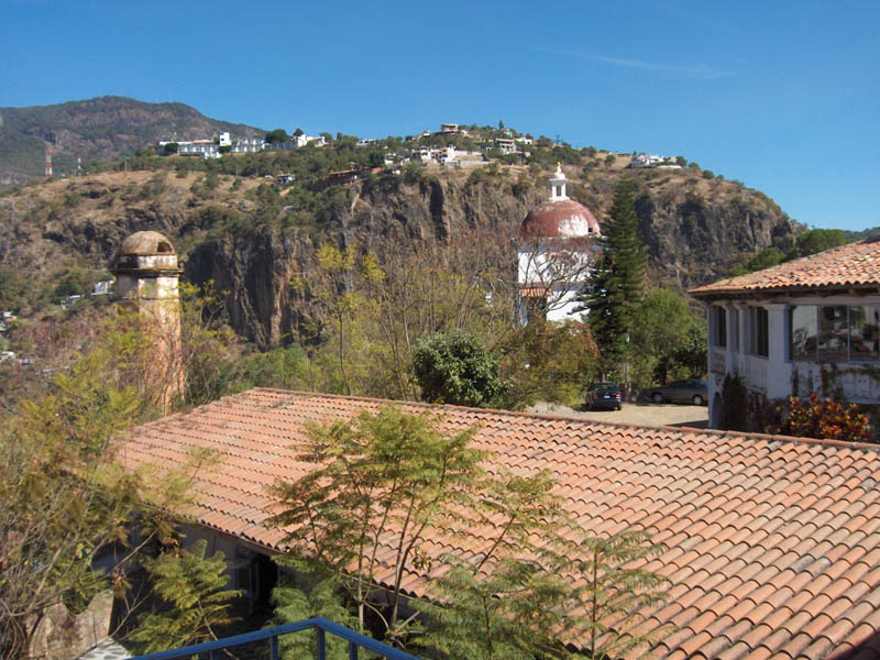 04 - Roof top view accross the chasm